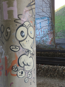 829537 Afbeelding van graffiti met een 'puffend' figuurtje, op een pijler onder het viaduct van de A27 over de ...